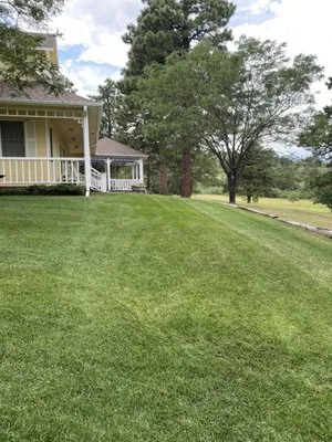 Elliotts Lawn Service Logo