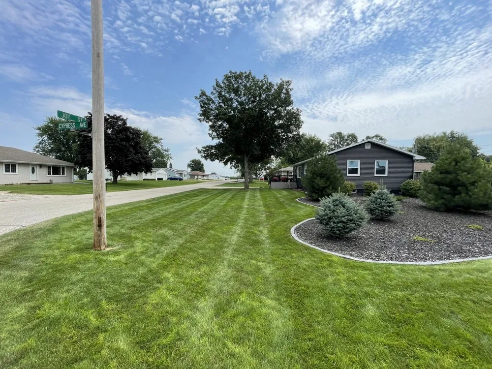 Top-rated yard maintenance for beautiful yards in Ankeny, IA by Elm Pointe Lawn Care