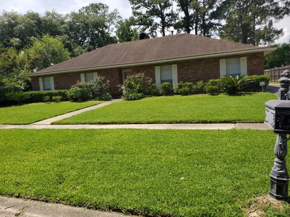 Expert lawn care service experts serving Baton Rouge, LA - E&M Lawn Care Landscanping
