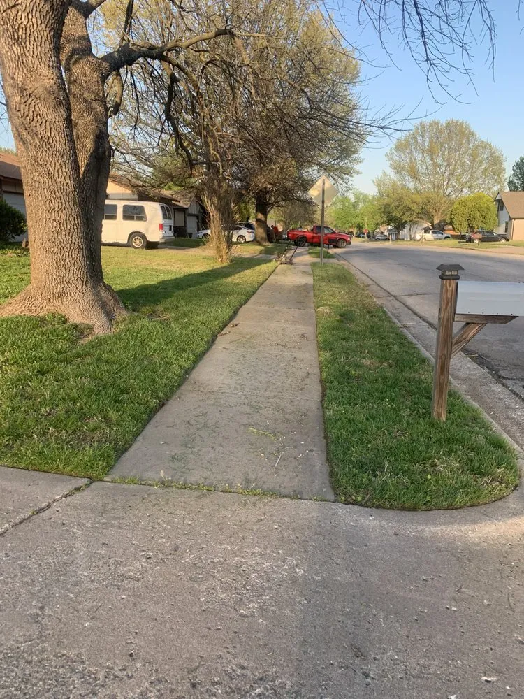 Reliable lawn care service in Broken Arrow, OK - E&M Lawnscaping