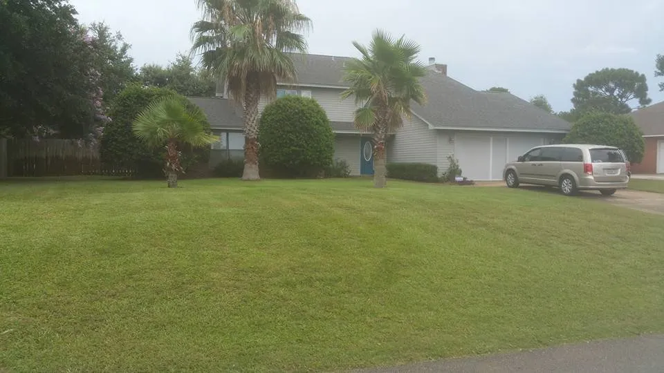 Top-rated lawn care service in Navarre, FL - Emerald Coast Lawn Pros