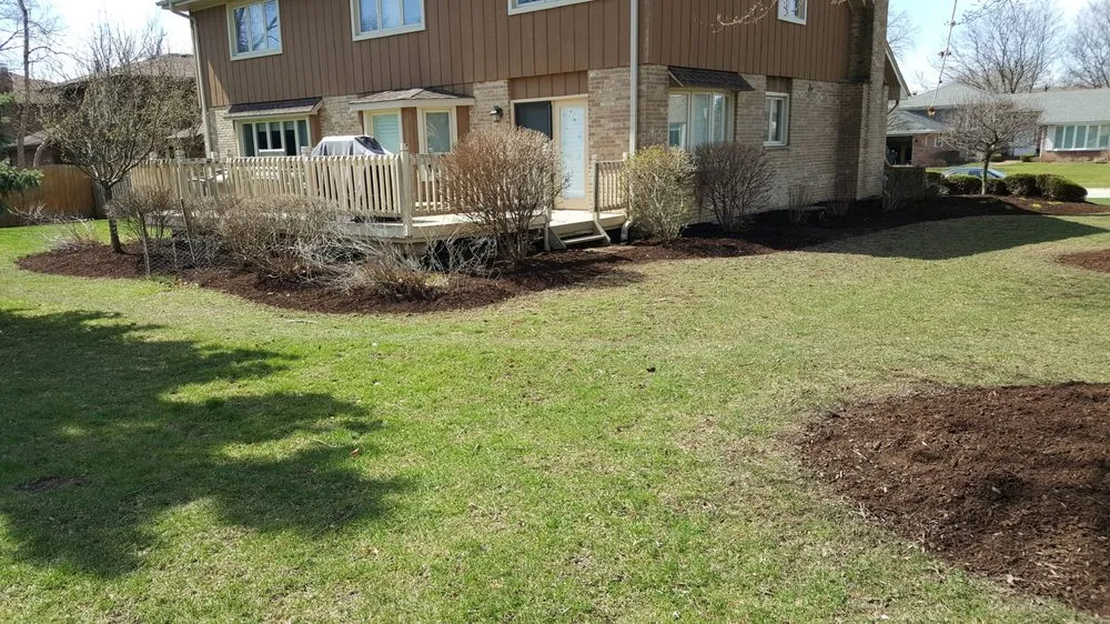 Top-rated lawn mowing service experts serving Tinley Park, IL - Emerald Fresh Living