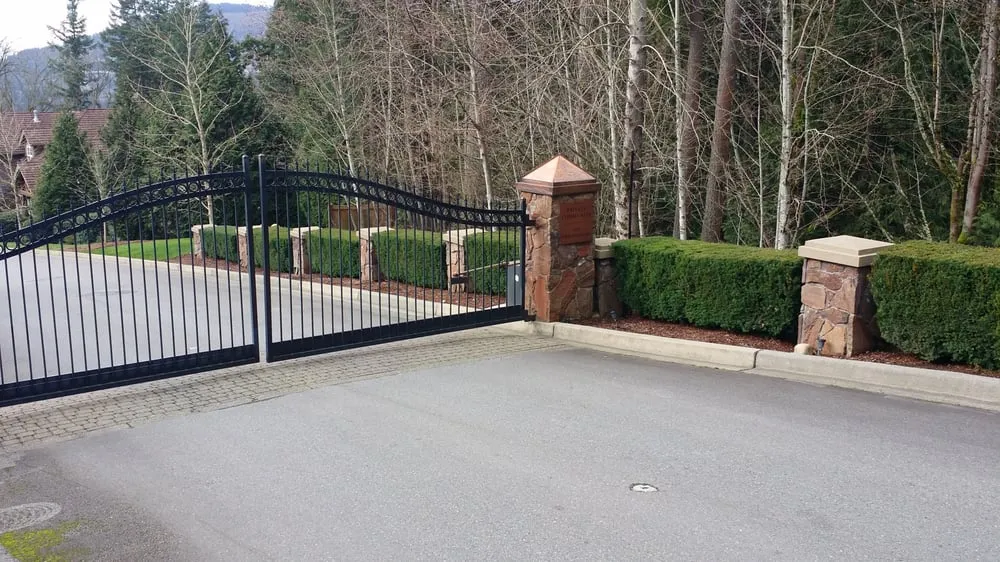 Local yard cleanup service for year-round maintenance in Issaquah, WA by Emerald Green Grounds Maintenance