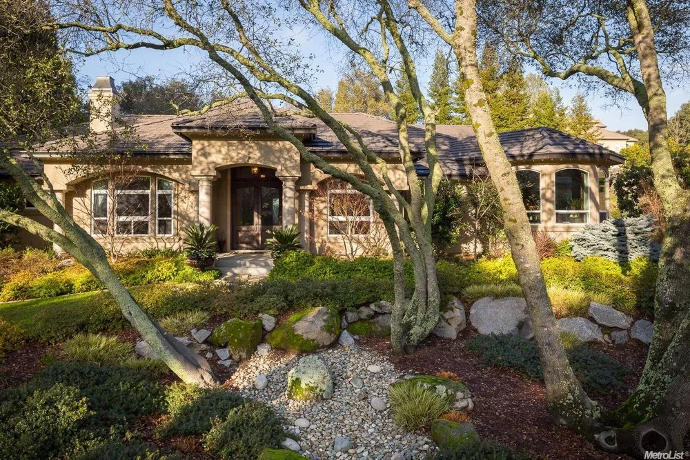 Expert outdoor landscaping in Sacramento, CA by Emerald Green Landscape Services