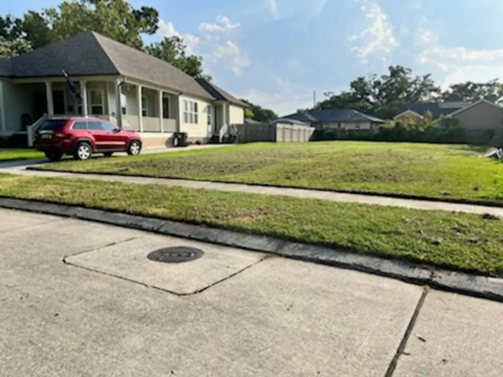 Top-rated lawn mowing service for homes in New Orleans, LA by Emerald Lawns