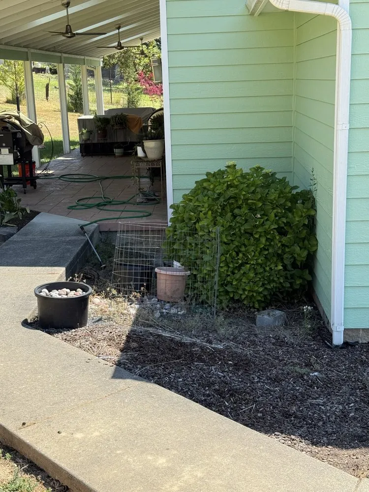 Affordable yard cleanup service for beautiful yards across Roseburg, OR - Emerald Lawns