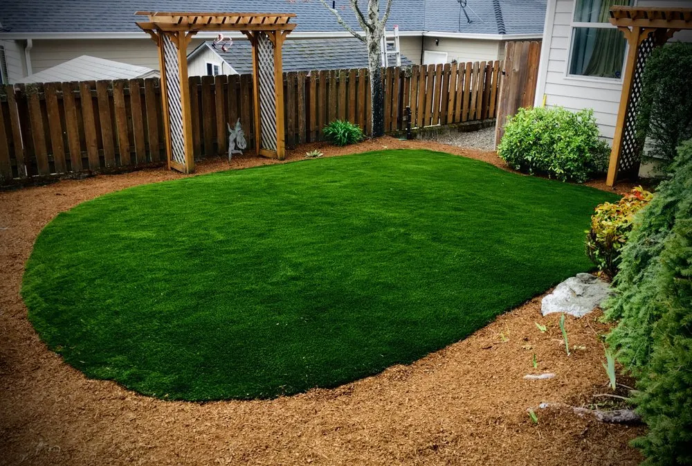 Professional lawn care service experts serving Roseburg, OR - Emerald Lawns