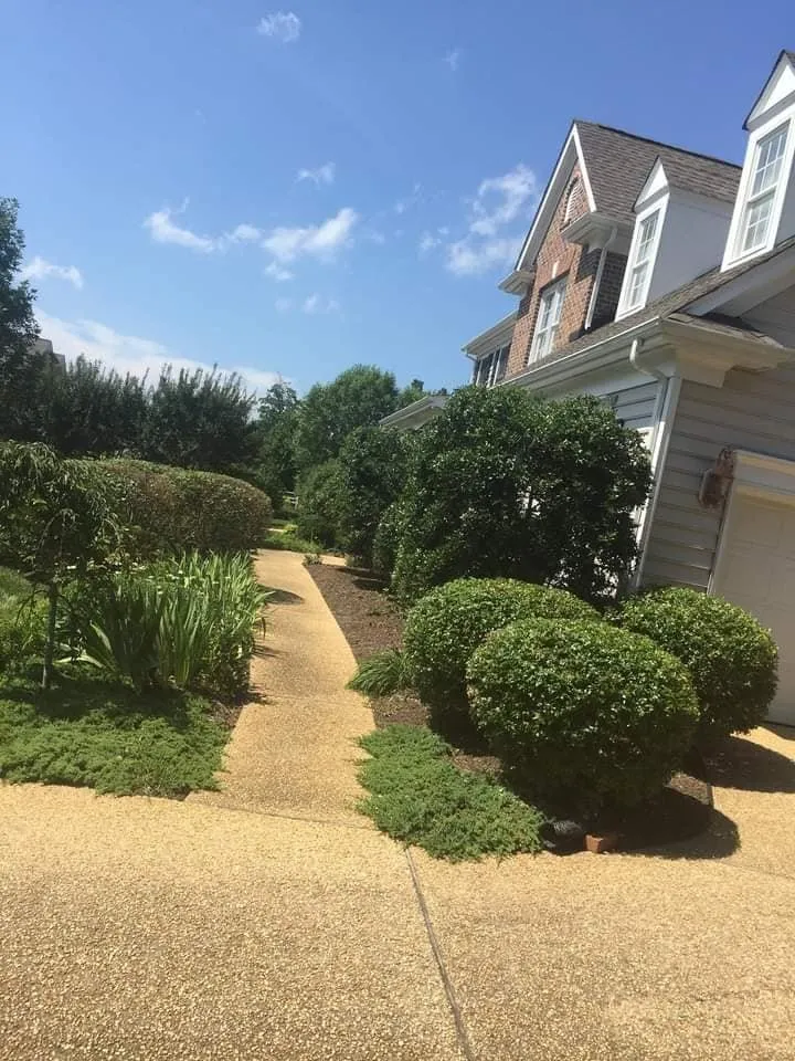 Reliable yard maintenance in Williamsburg, VA by Emilio Landscaping