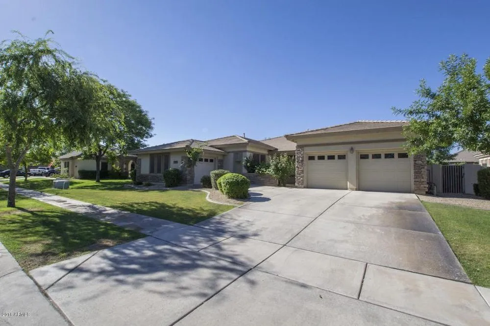 Local yard maintenance in Glendale, AZ by Eminent Landscaping