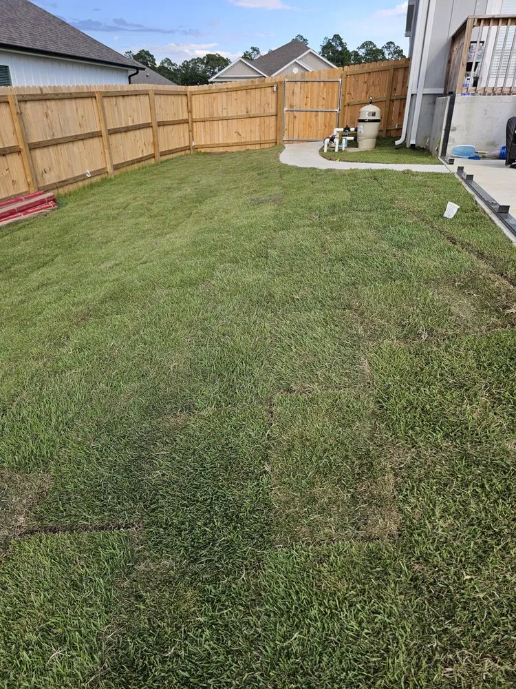 Professional lawn mowing service experts serving Pensacola, FL - Emmanuel Hernández landscaping