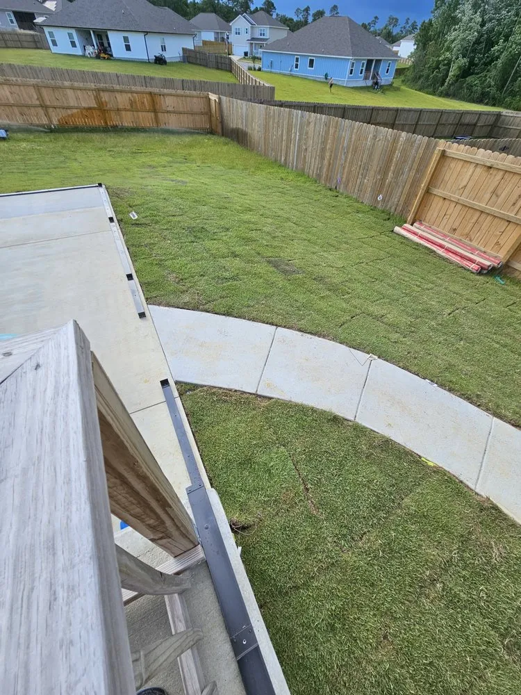 Expert garden landscaping for homes in Pensacola, FL by Emmanuel Hernández landscaping