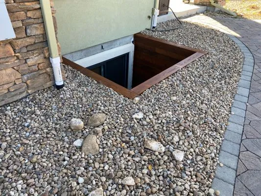 Emmanuel Landscape & Lawn Service Logo