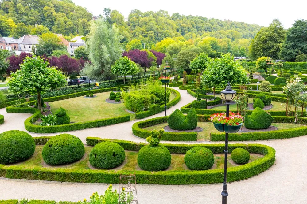 Custom yard cleanup service in Jackson Township, NJ by Emmanuel Martinez Lawn Service