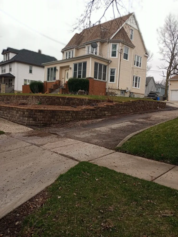 Local yard maintenance in Joliet, IL - Emmanule's Landscape