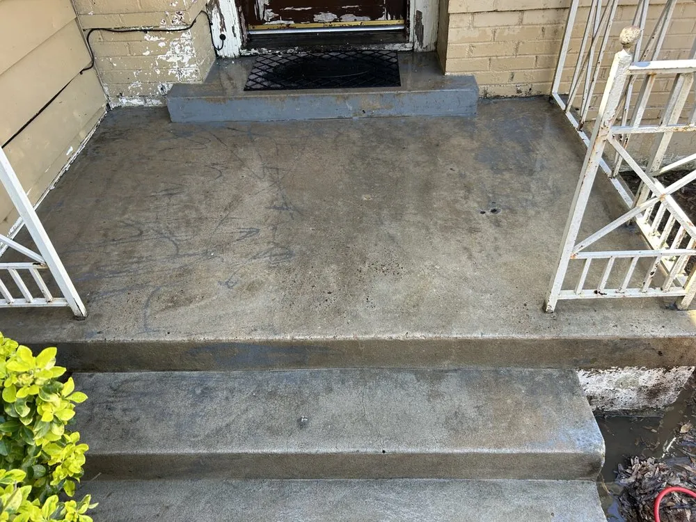 Custom lawn care service in Helena, AR by E’mon The Pressure Washer