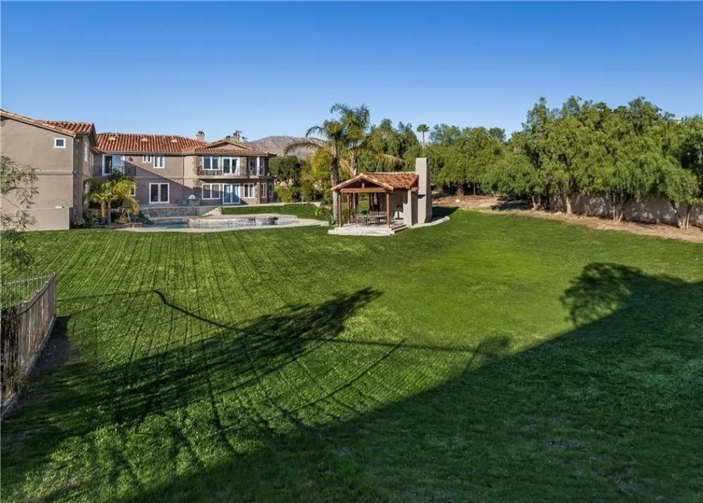 Professional yard cleanup service for residential properties across Encino, CA - Empire Landscape