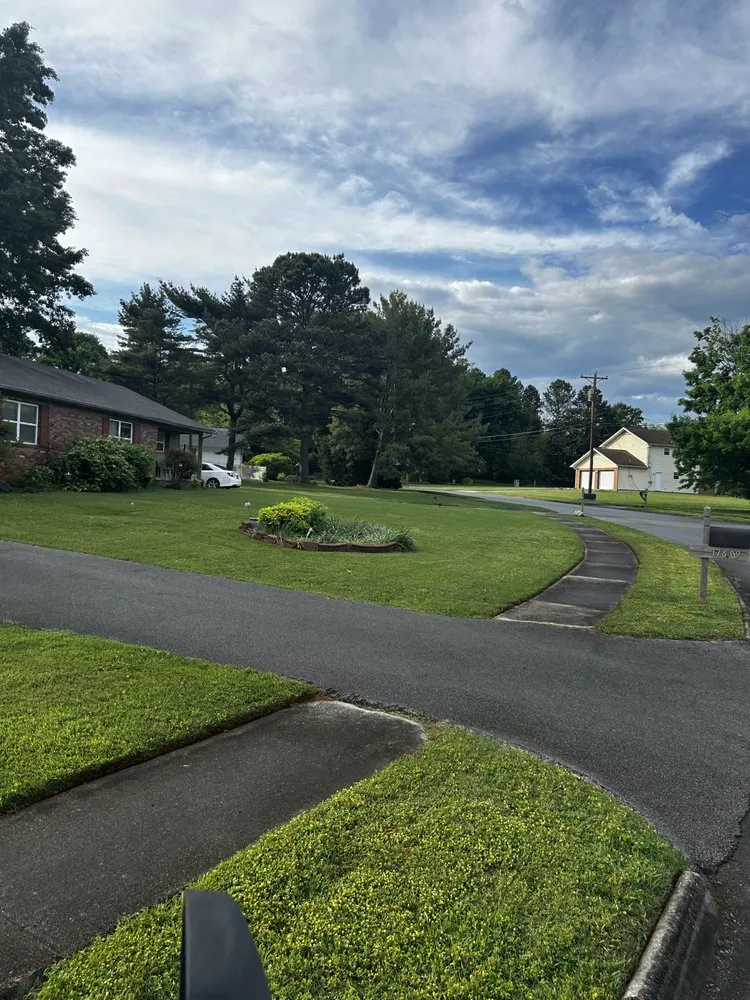 Affordable lawn care service with custom design in Farragut, TN by Empire Lawn Care