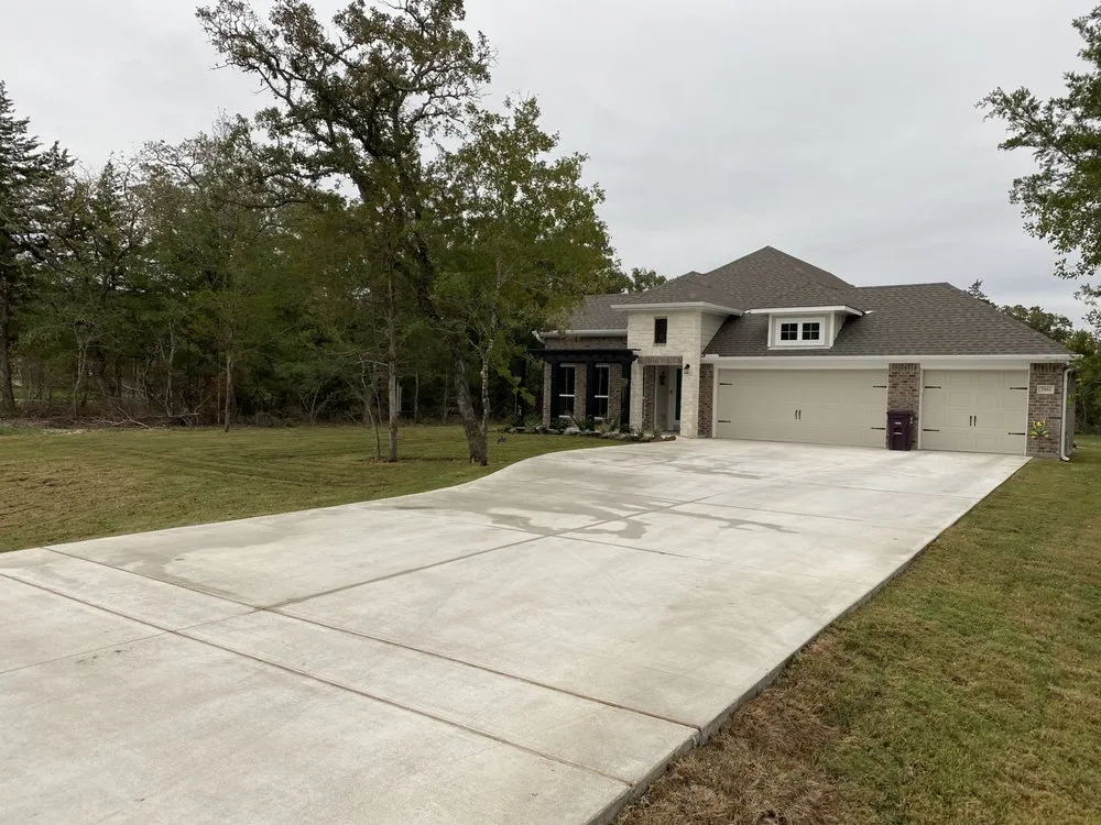 Custom yard cleanup service for year-round maintenance in Bryan, TX by Emurf Lawn Service