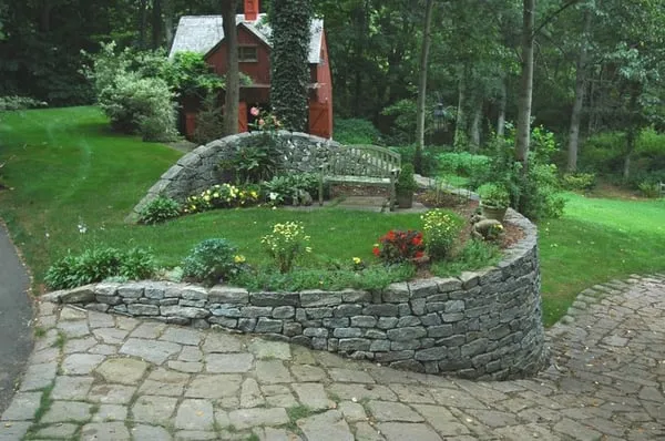 English Gardens and Landscaping Logo