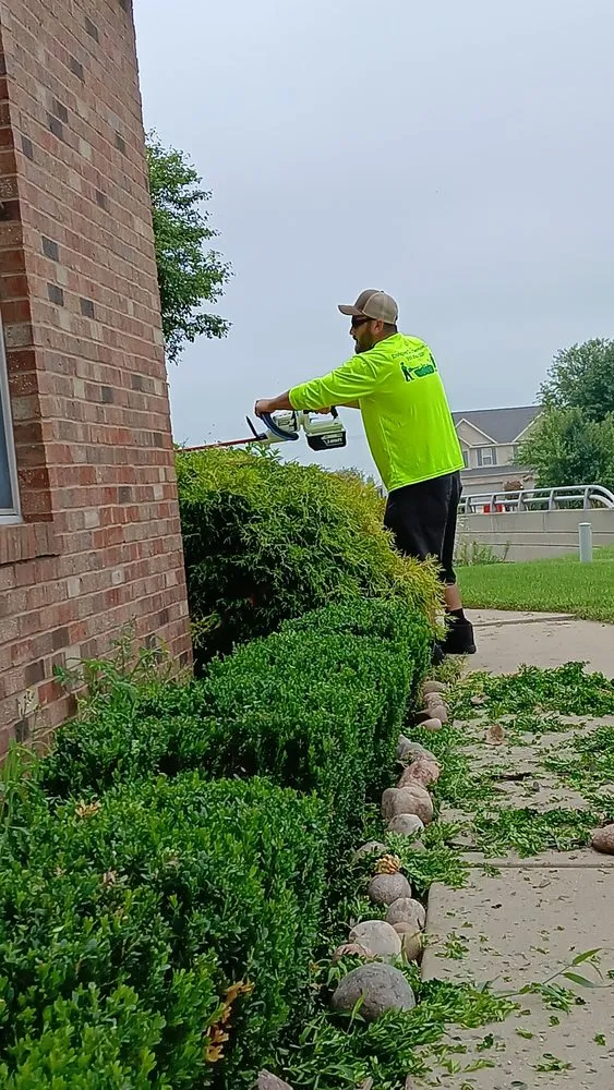 Professional garden landscaping in Champaign, IL by Enriquez C-U Services