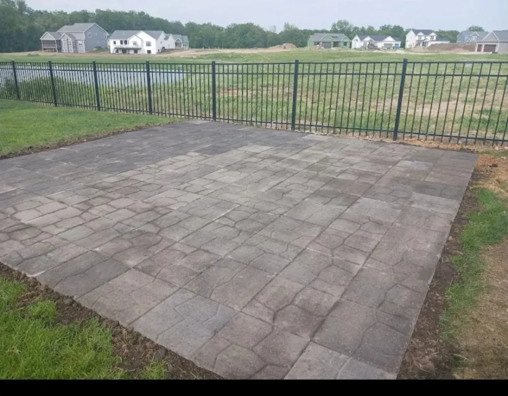 Local lawn mowing service experts serving Champaign, IL - Enriquez C-U Services