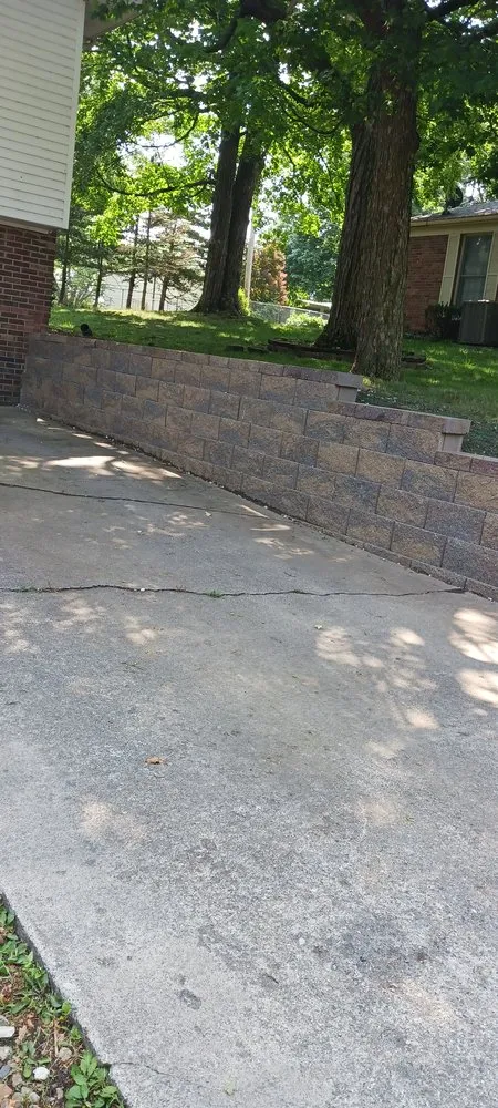 Top-rated yard cleanup service with custom design in Champaign, IL by Enriquez C-U Services