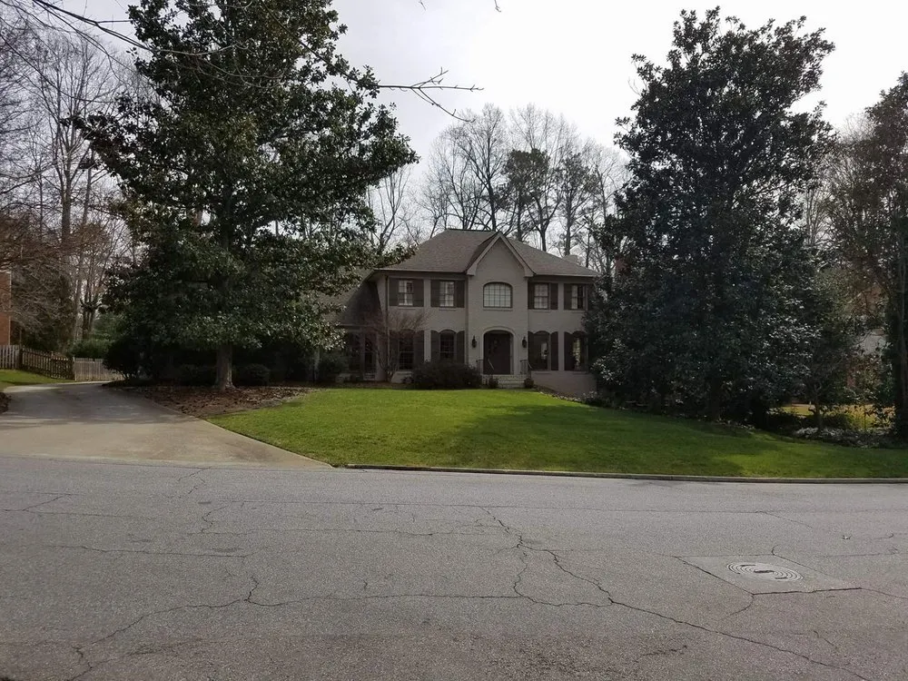 Top-rated yard cleanup service for homes in Doraville, GA by Enriquez Landscaping & Gardening