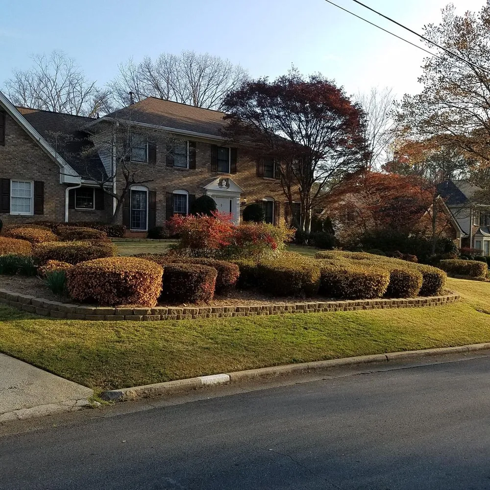Affordable yard maintenance in Doraville, GA - Enriquez Landscaping & Gardening