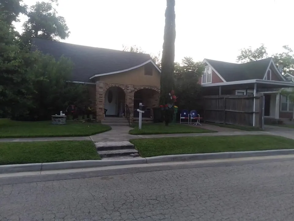 Expert garden landscaping in Baytown, TX by Ephesians Lawncare