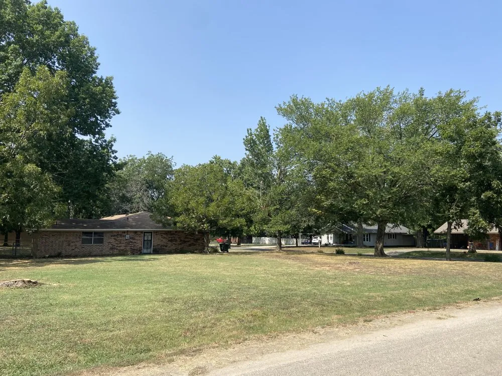 Custom yard maintenance in Holdenville, OK by Epperley Lawn Care & Property Maintenance