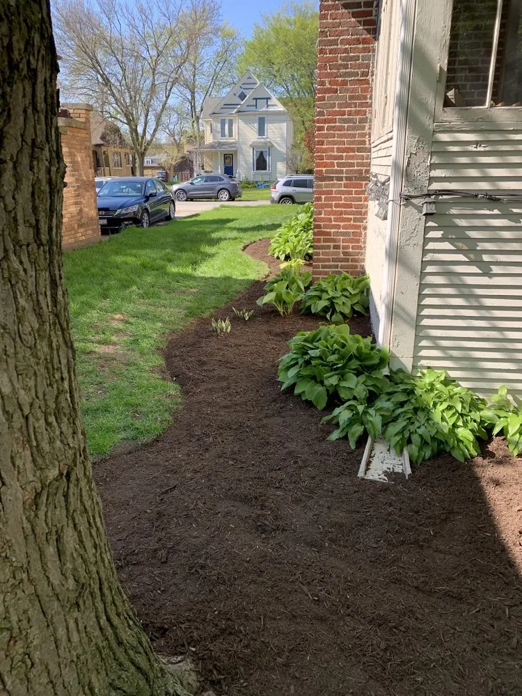 Expert outdoor landscaping experts serving Chicago, IL - E&R Lawncare & Plantscapes