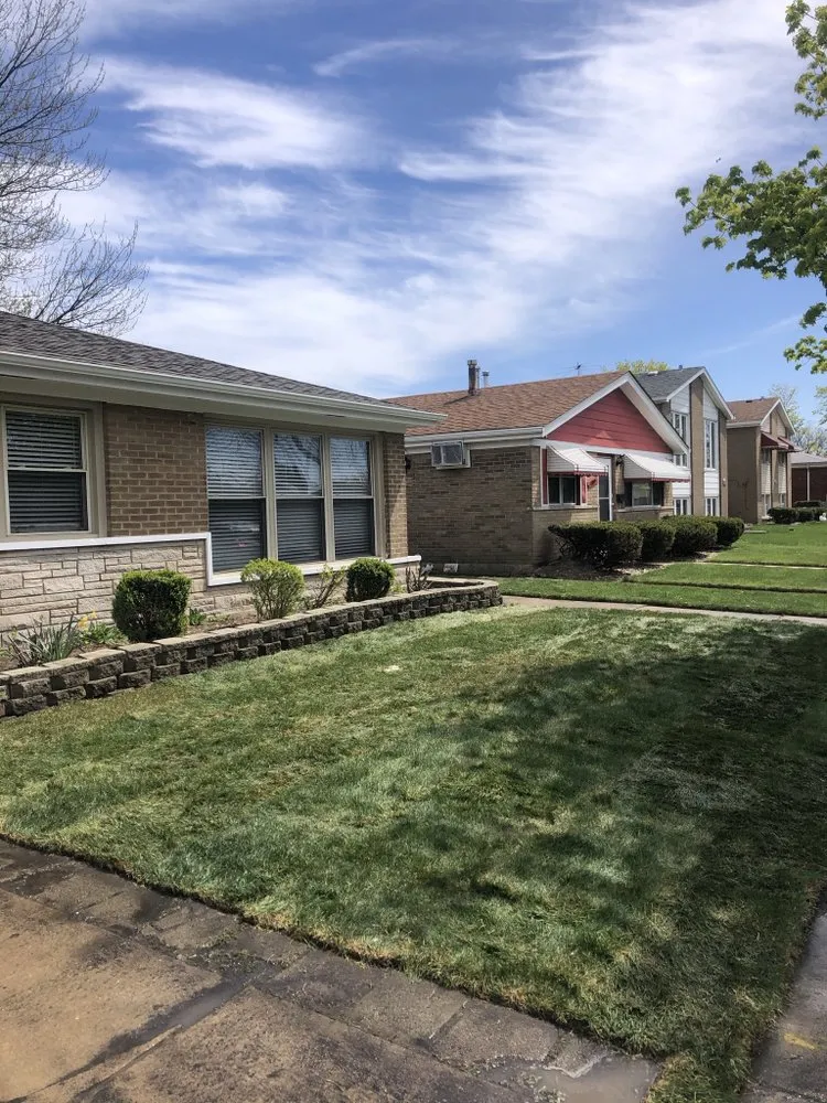 Expert lawn mowing service experts serving Chicago, IL - E&R Lawncare & Plantscapes