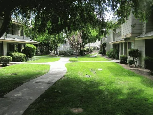 Custom lawn mowing service experts serving Madera, CA - Eric Blunt Landscape