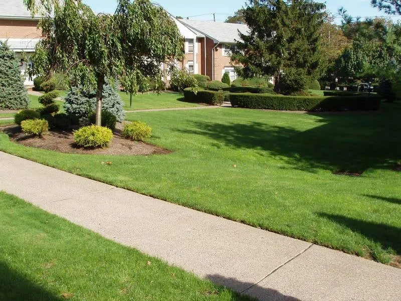 Professional garden landscaping in Crawfordville, FL by Eric's Clean Cut Services