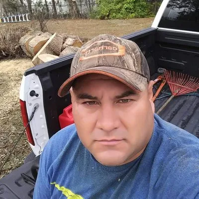 Eric's Lawn & Tree Service Logo