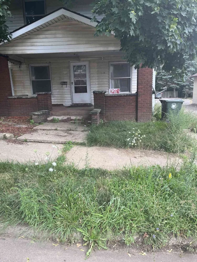 Local yard cleanup service experts serving Canton, OH - Erics Lawn Care