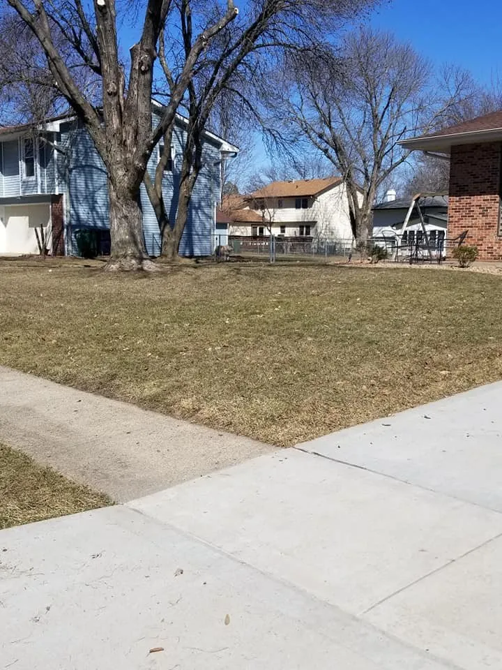 Professional garden landscaping in Urbandale, IA - Eric's Mow N Guy