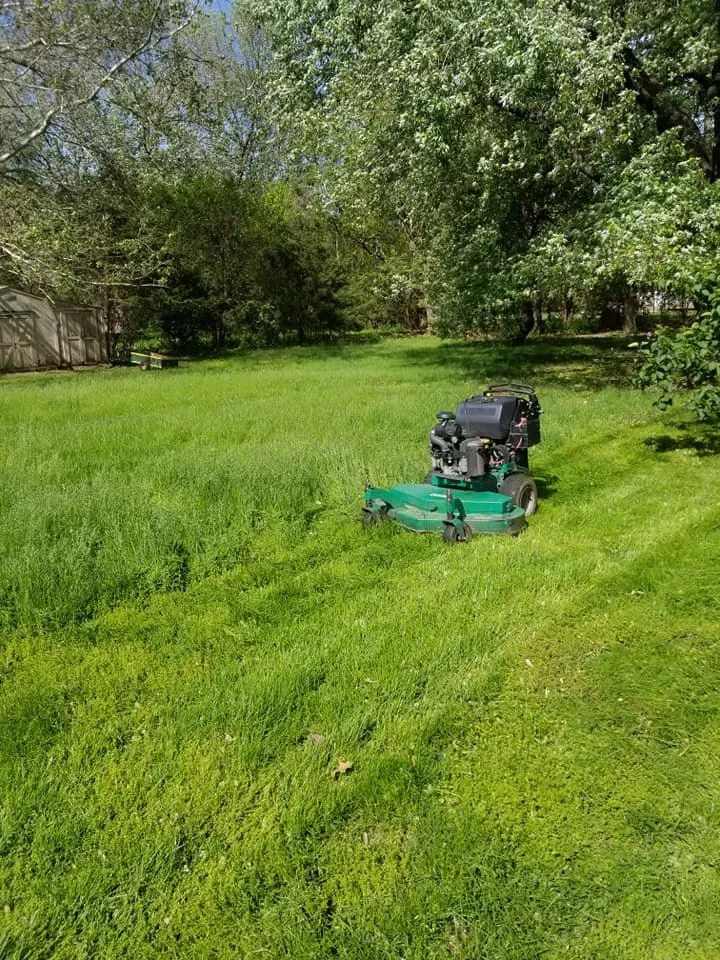 Custom lawn care service experts serving Urbandale, IA - Eric's Mow N Guy