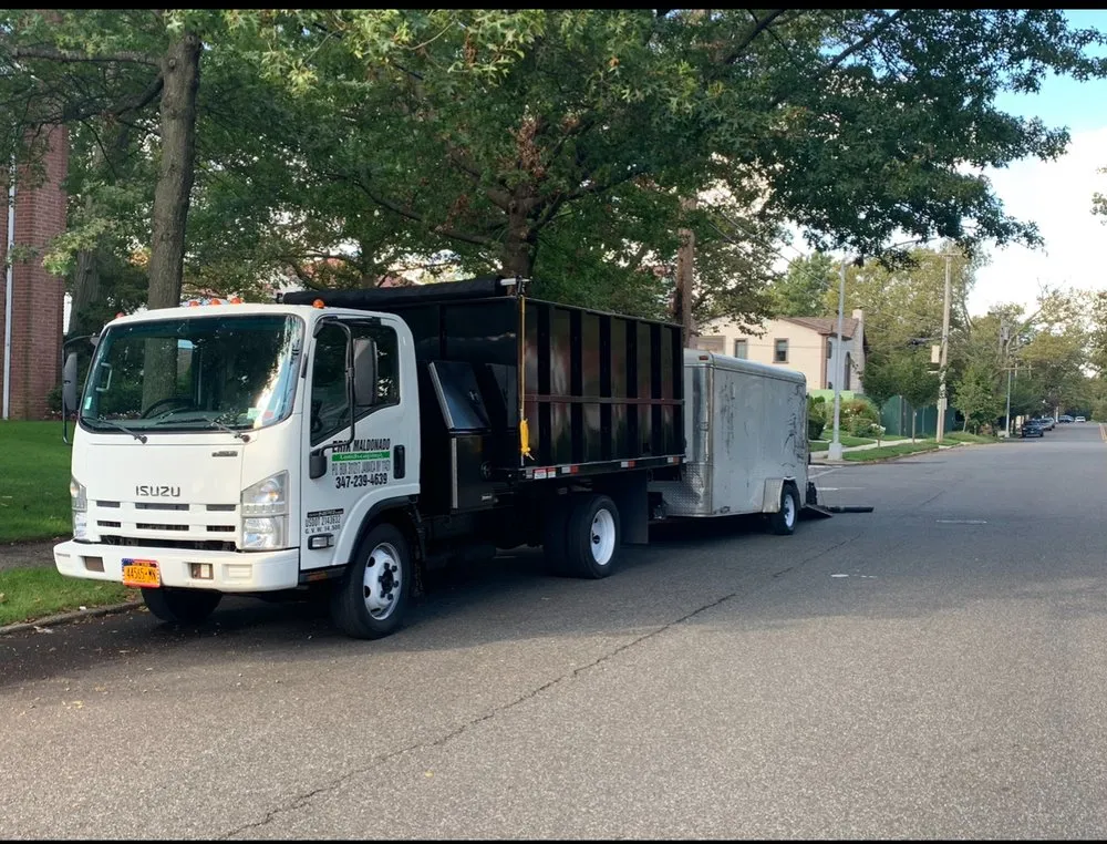 Reliable lawn mowing service experts serving Jamaica, NY - Erik Maldonado Landscaping