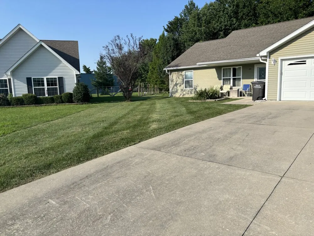 Top-rated lawn mowing service for residential properties in Carbondale, IL by E's Lawn Care