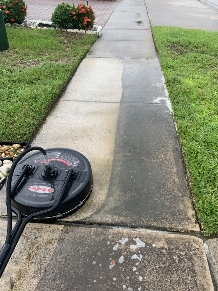 Affordable lawn mowing service with custom design in Kissimmee, FL by E’s LawnCare & Pressure Wash