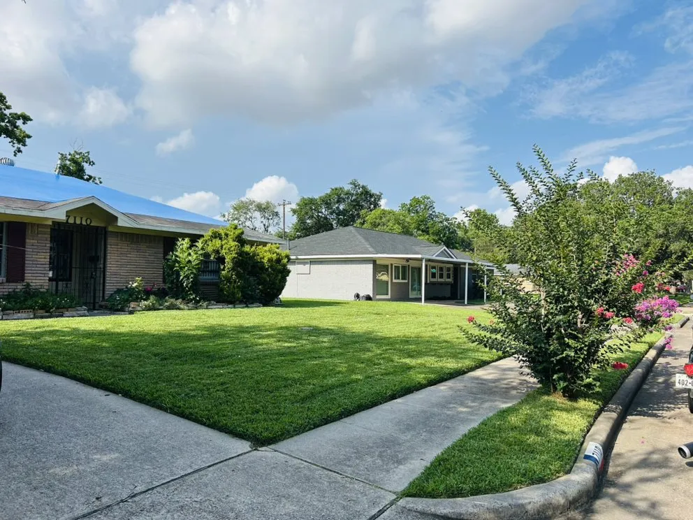 Expert yard maintenance in Houston, TX by Escamilla Landcaping