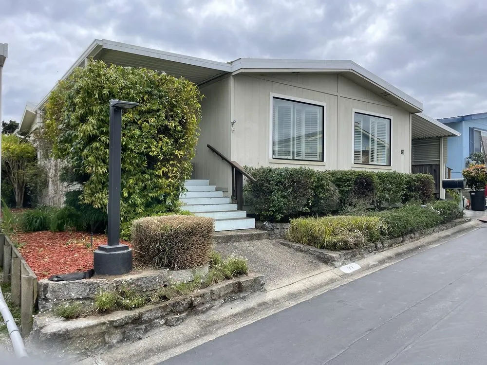 Affordable lawn care service in Santa Cruz, CA by Esteban Gonzalez