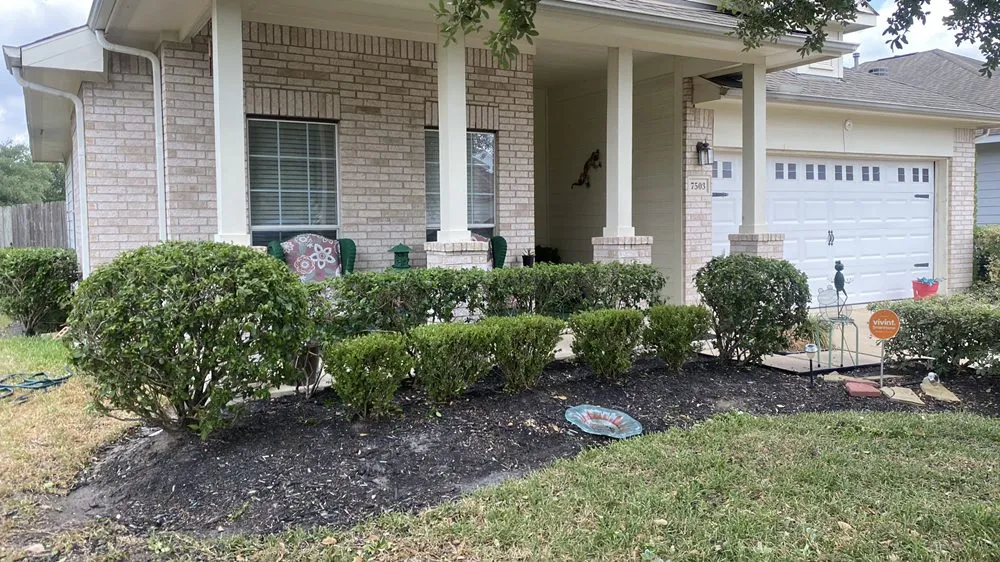 Trusted residential landscaping with custom design in Pasadena, TX by Esteban Saldierna Mowing Services