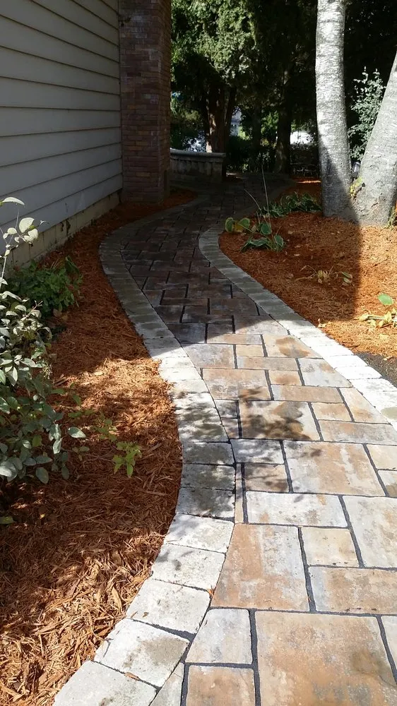 Custom yard maintenance in Lansing, MI by Estrada Services