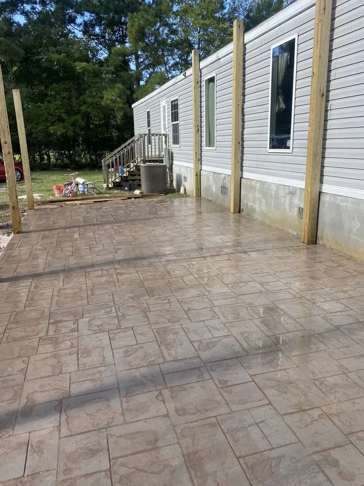 Professional garden landscaping with custom design in Shallotte, NC by Et Brothers Landscaping