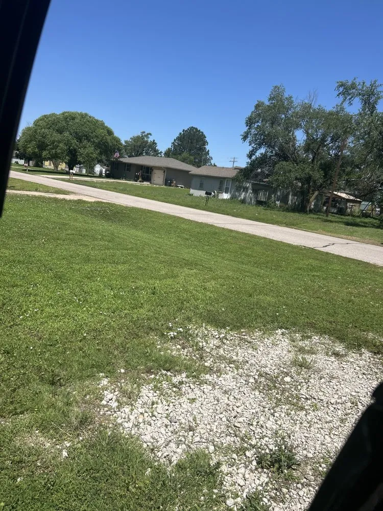 Custom yard cleanup service near you in Hutchinson, KS by Etienne Mowing