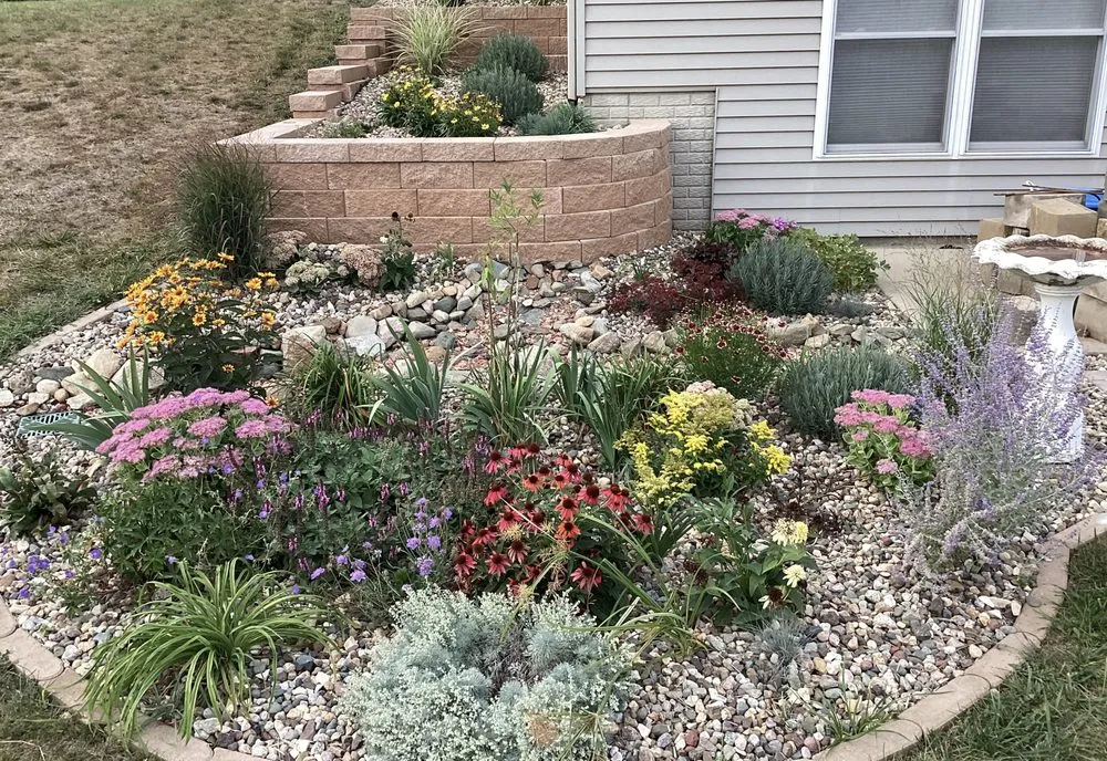 Custom landscaping services in Anamosa, IA by Etten Greens