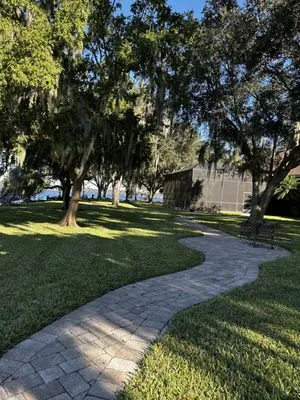 Ettinger Lawn and Landscape Logo