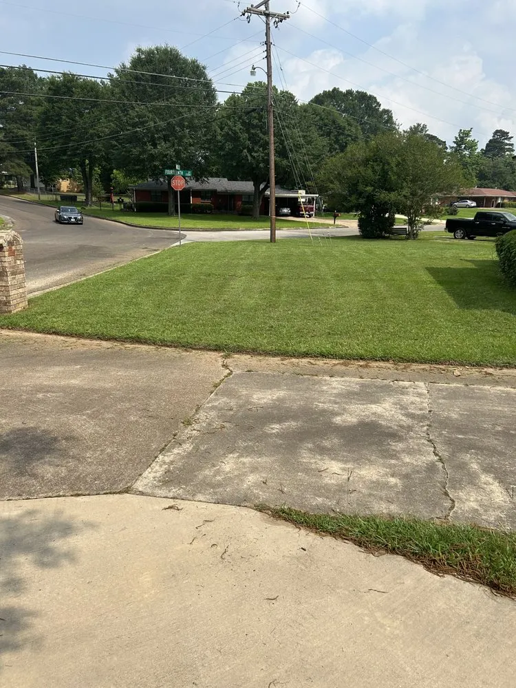 Trusted yard maintenance for beautiful yards across Longview, TX - Evans lawn care